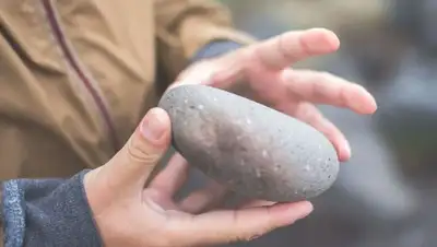 камень в руках , фото - Новости Zakon.kz от 21.01.2022 17:19