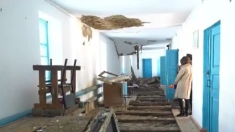 В селе Косагаш Алматинской области дети учатся в аварийном бараке