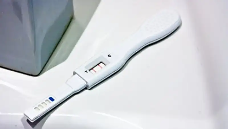 Американка заработала на учебу продажей положительных тестов на беременность