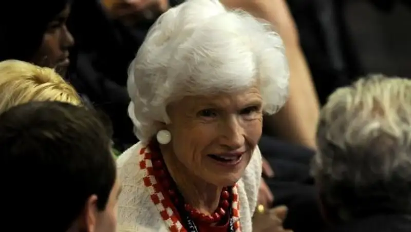 106-летняя мать Маккейна придет на его похороны