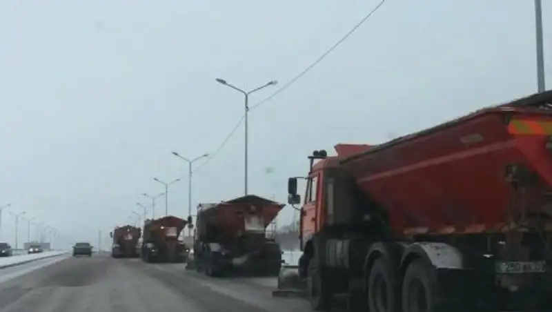 В акимате Алматы рассказали, как коммунальщики борются со снегом и наледью