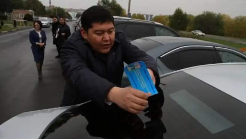 Аким Усть-Каменогорска нанес на служебные машины чиновников антикоррупционные наклейки