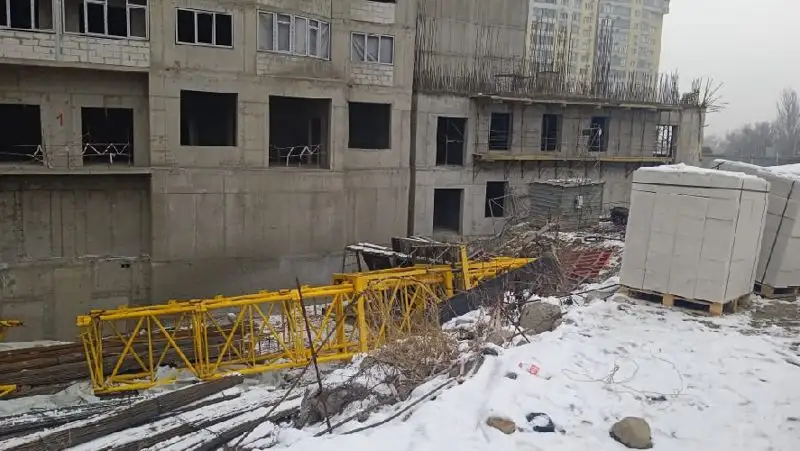 В Алматы упал строительный кран, погиб крановщик