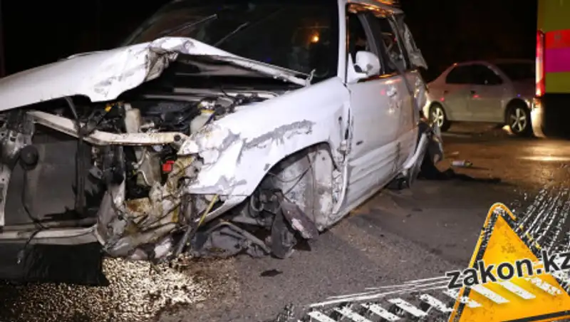 Subaru взлетел на крышу подземки в Алматы