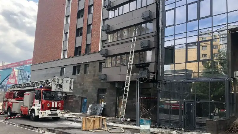 В Алматы загорелся строящийся ЖК — повышенный ранг вызова