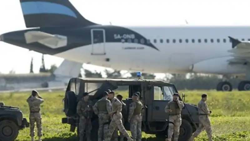 На Мальте угонщики ливийского самолета отпустили заложников