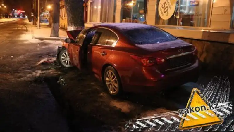 Infiniti врезалась в дерево в Алматы, трое госпитализированы