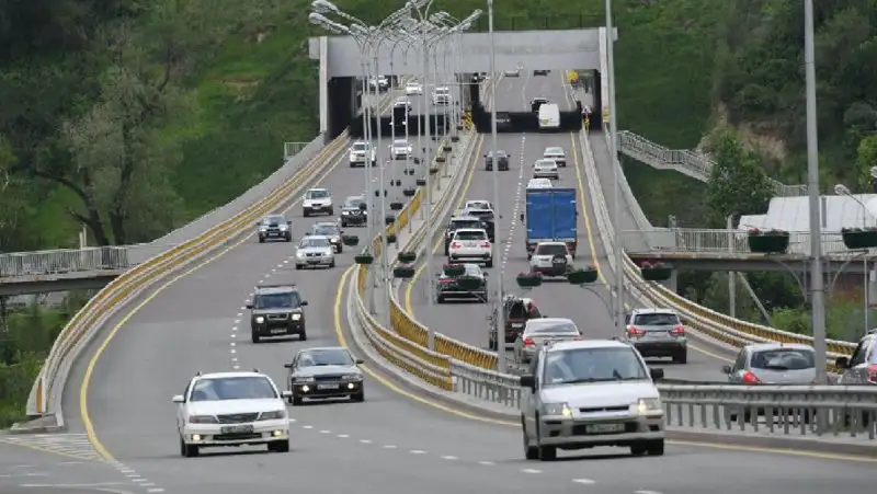 В Казахстане стали покупать меньше легковых авто и больше грузовых