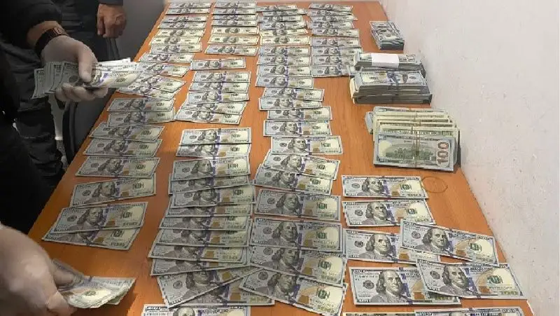 180 тыс. долларов наличными пытались вывезти из Казахстана