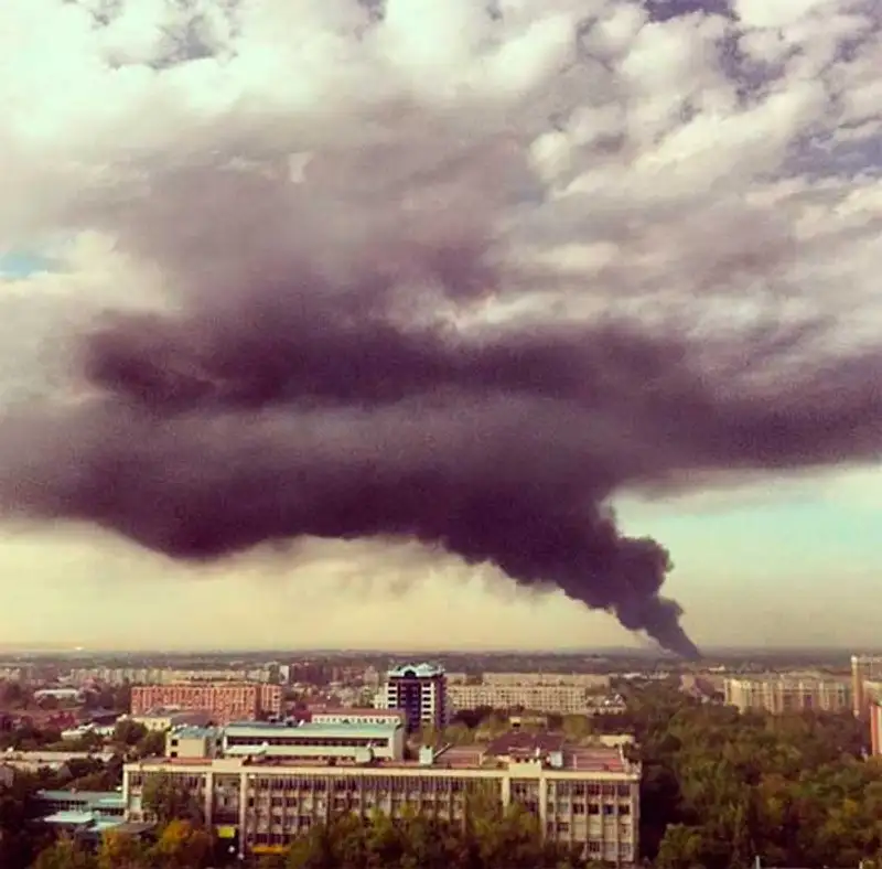 В Алматы горит один из рынков «барахолки» (фото), фото - Новости Zakon.kz от 13.09.2013 21:36