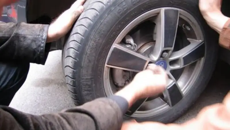 За кражу колес в Алматы с поличным задержаны трое мужчин