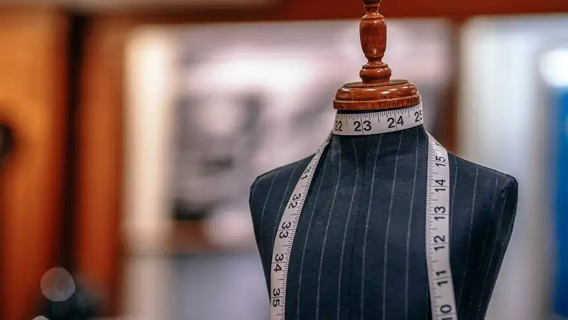 В Актобе мужчина украл куртку с манекена