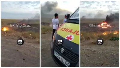 в Жамбылской области на трассе столкнулись два авто, разгорелся пожар, фото - Новости Zakon.kz от 28.07.2022 14:50