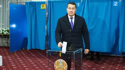 Алихан Смаилов обратился к казахстанцам с избирательного участка, фото - Новости Zakon.kz от 20.11.2022 08:18