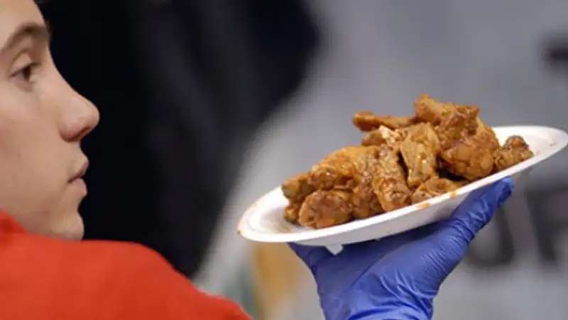 Американцы съедят 1,25 миллиарда куриных крылышек во время Супер Боула