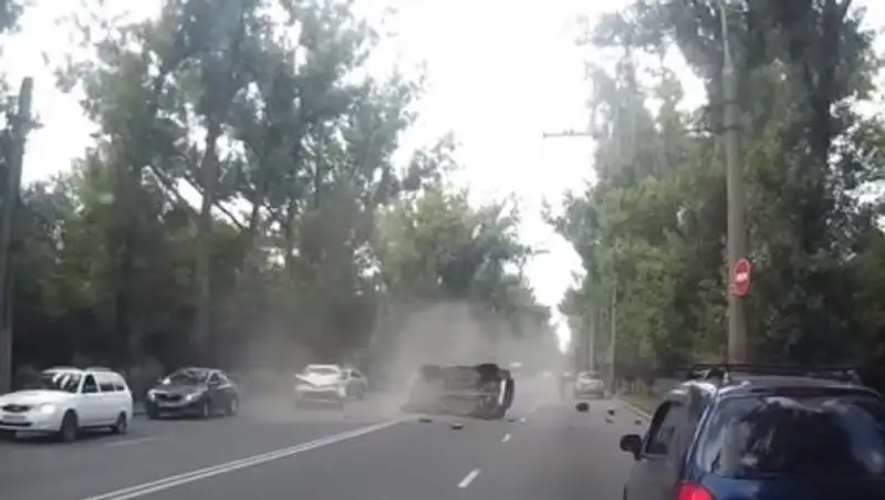 В Алматы "шашечник" попал в серьезное ДТП