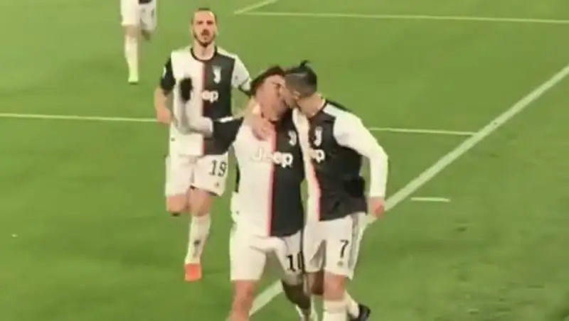 Болельщик выложил в сеть поцелуй Роналду с одноклубником