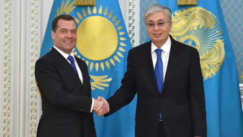 Медведев Токаеву: Мы наблюдаем за процессами в Казахстане