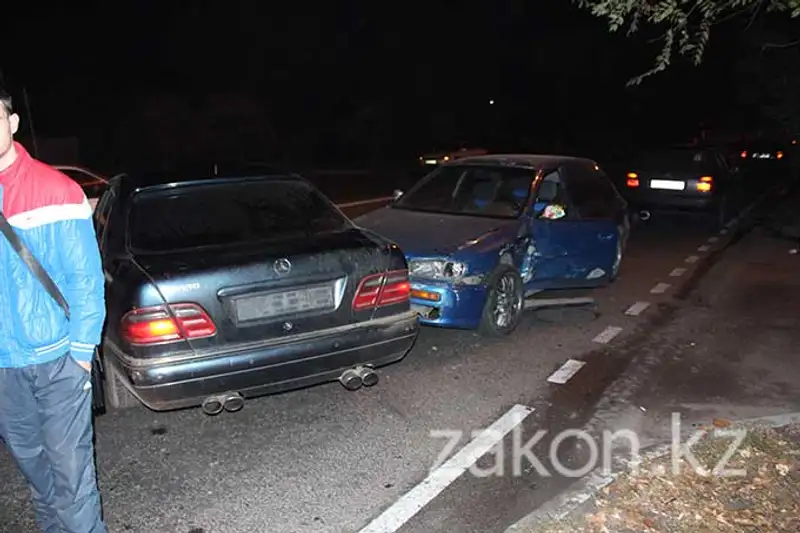 В Алматы водитель Мерседеса, совершивший ДТП, скрылся с места происшествия (фото), фото - Новости Zakon.kz от 04.11.2013 20:22