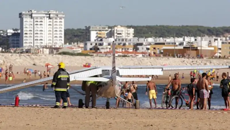 Частный самолет насмерть сбил двух человек на пляже в Португалии
