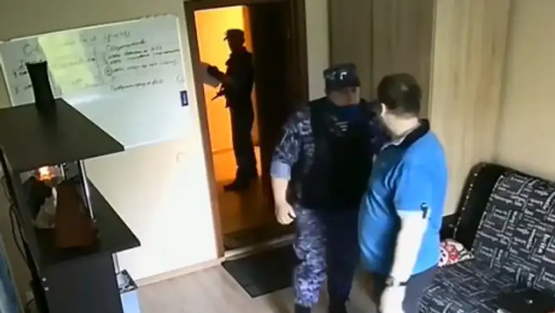 Угрожающие подкинуть наркотики росгвардейцы попали на видео