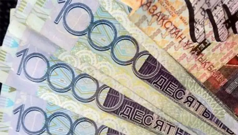Снижается уровень средней зарплаты в Астане