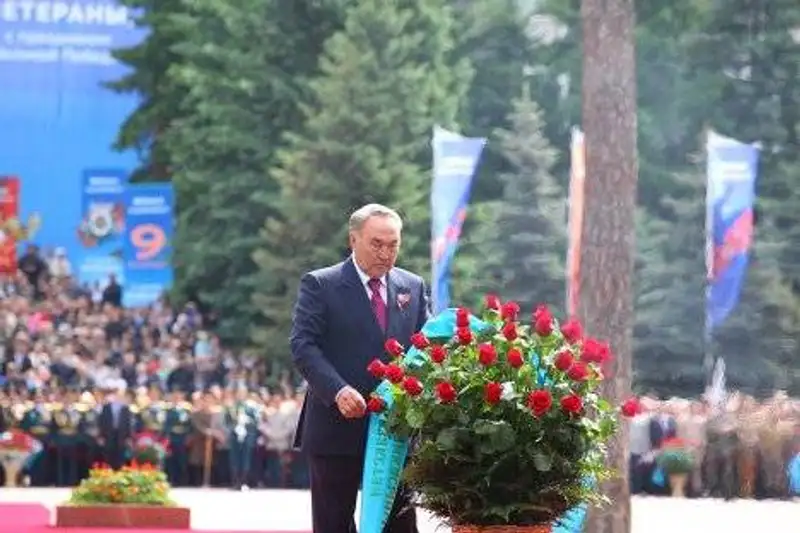 Назарбаев возложил цветы к памятнику Героям войны в Алматы, фото - Новости Zakon.kz от 09.05.2011 16:44