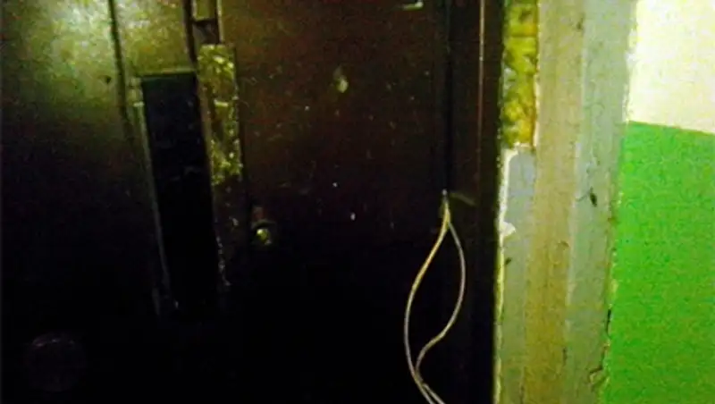 Кузбасские коллекторы заблокировали должницу монтажной пеной