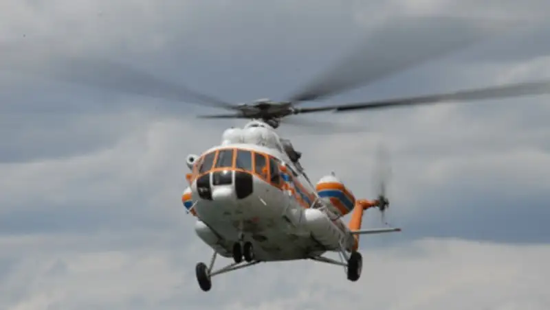 Горящий склад в Алматы тушат с вертолета