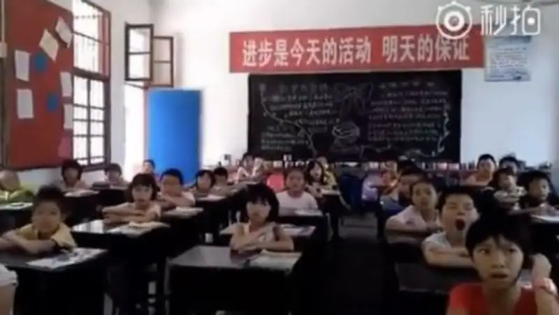 Китайские дети учат в школе песню Димаша Кудайбергенова