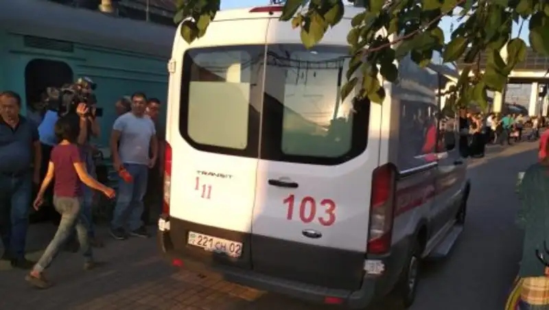 Мужчины разбивали стекла, вытаскивали детей - пассажиры о крушении поезда