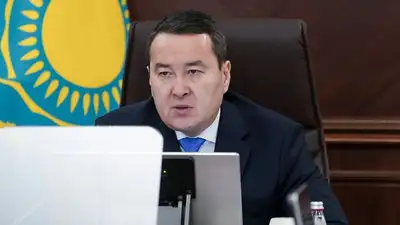 Алихан Смаилов встретился с работниками Центральной больницы г. Сатпаев, фото - Новости Zakon.kz от 14.04.2023 20:12