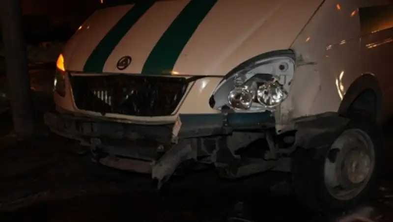 В Алматы произошло ДТП с участием инкассаторской машины