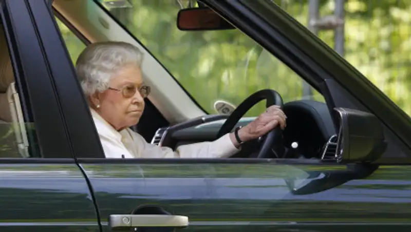 Королева Великобритании перестанет водить автомобиль