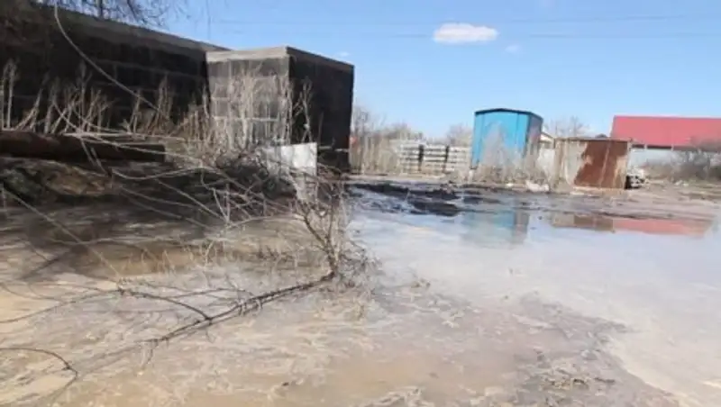 В Уральске из-за низкого качества труб обрушился канализационный коллектор