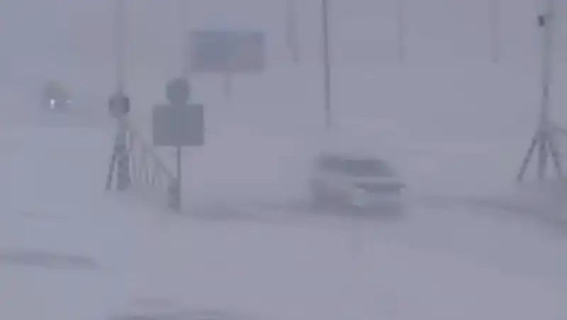 В трех областях Казахстана ограничено движение по трассам