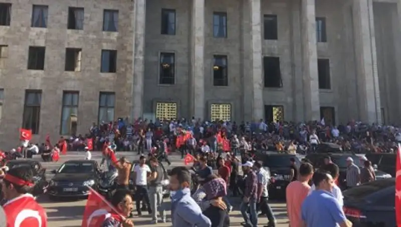 В Турции выдали ордера на арест еще 83 работников суда