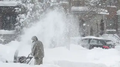На США накануне Рождества обрушилась снежная буря: уже погибло 9 человек