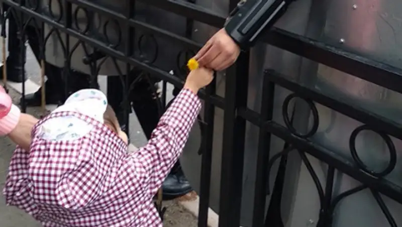 Девочка и полицейский. Автор "фото дня" выборов рассказала его историю