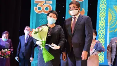 сцена поздравление, фото - Новости Zakon.kz от 15.12.2021 19:00