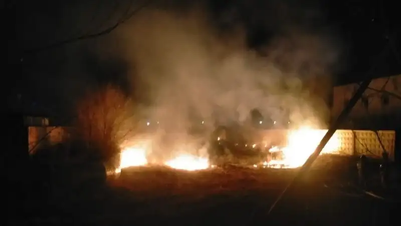 Из-за обрыва линий электропередач в Павлодаре загорелся сухостой