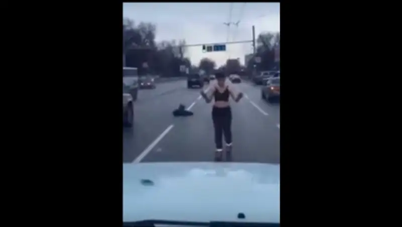 "Танцевальную паузу" устроила женщина посреди дороги в Алматы