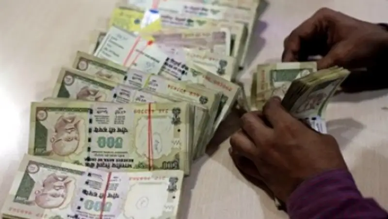 Полиция сутки считала спрятанные индийцем по всему дому деньги