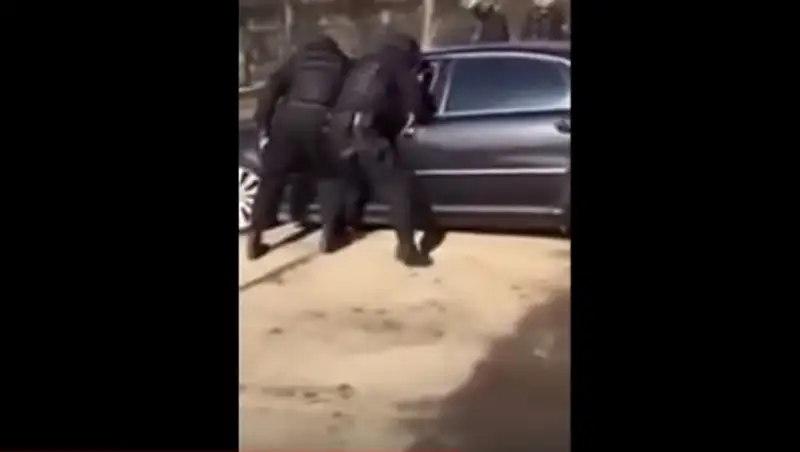 В сети бурно обсуждают видео с задержанием наркоторговцев