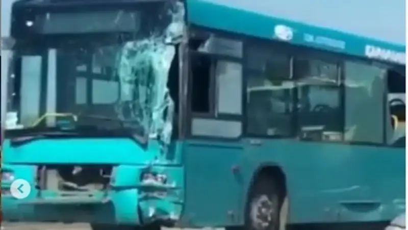 Маршрутные автобусы столкнулись на трассе Караганда - Майкудук