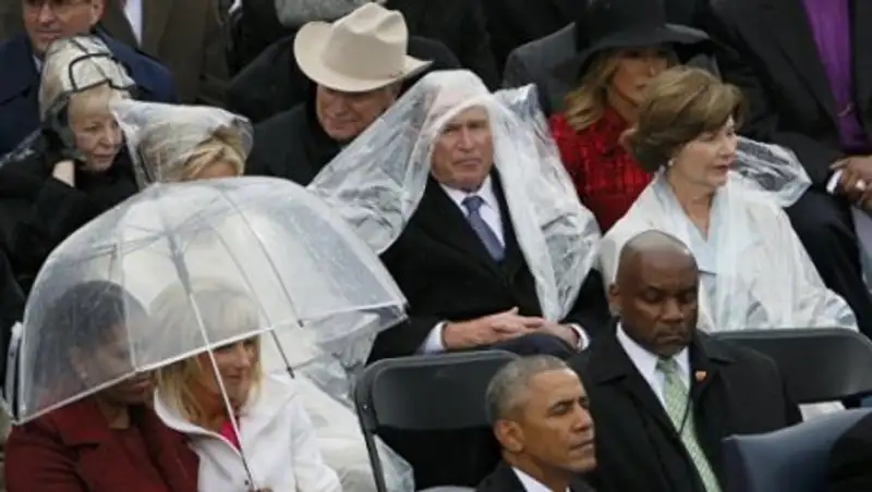 Сражение Буша с плащом во время инаугурации Трампа стало предметом для шуток