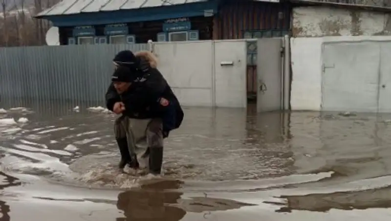 Работающих на востоке страны спасателей назвали героями