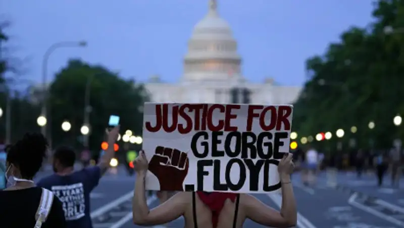 Беспорядки из-за смерти афроамериканца охватили более 10 городов США