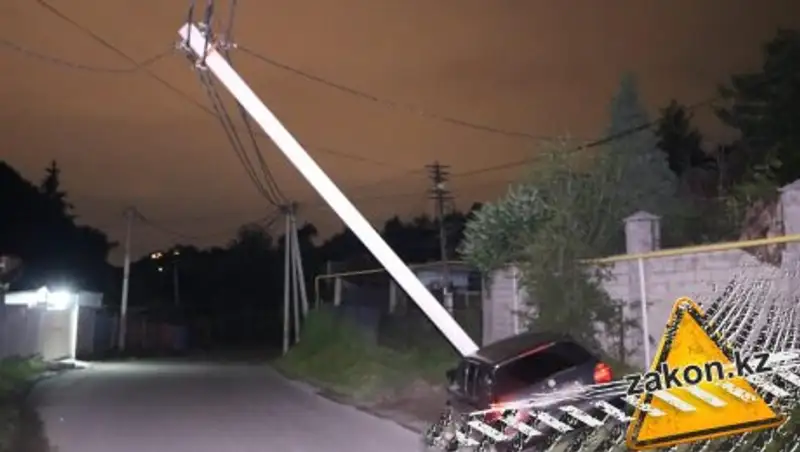 Вылетевший с дороги Golf опрокинул столб в Алматы