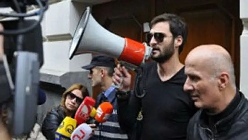 Сторонников Саакашвили забросали яйцами в Тбилиси